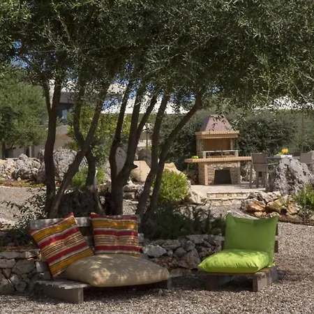 Del Mar 18 Guests - - Front