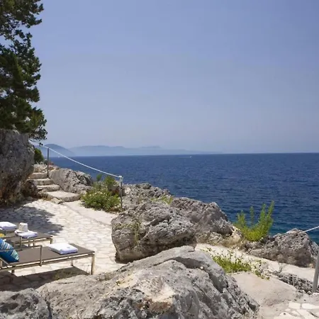 Del Mar 18 Guests - - Front *