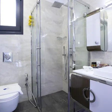 Del Mar 18 Guests - - Front Evgiros