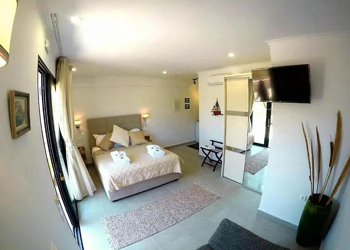 Del Mar 18 Guests - - Front *