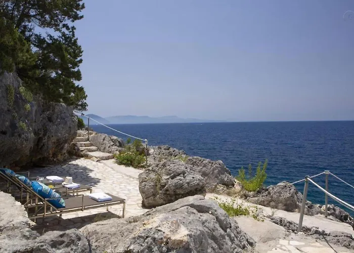 Del Mar 18 Guests - - Front *