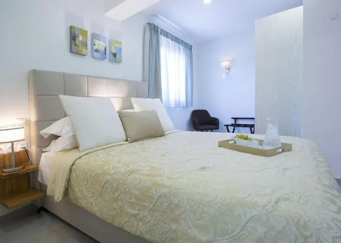 Del Mar 18 Guests - - Front Evgiros