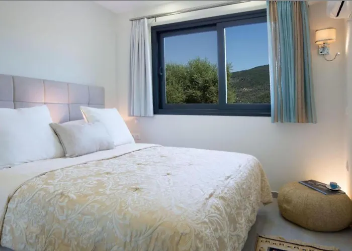 Del Mar 18 Guests - - Front *