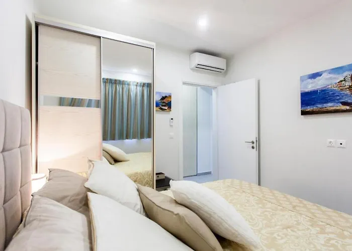 Del Mar 18 Guests - - Front * Evgiros