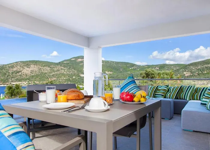 Del Mar 18 Guests - - Front