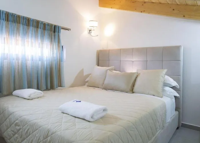 Del Mar 18 Guests - - Front