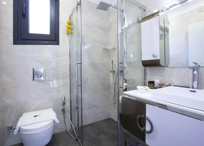 Del Mar 18 Guests - - Front Evgiros