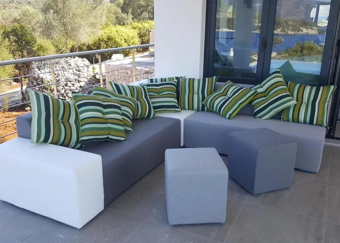 Del Mar 18 Guests - - Front *