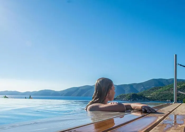 Del Mar 18 Guests - - Front